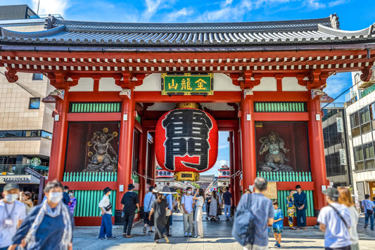 Kaminarimon Gate with giant red lantern at the entrance to Asakusa